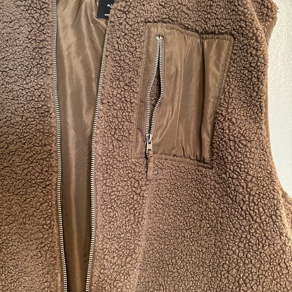 Vest - Picture 3 of 4